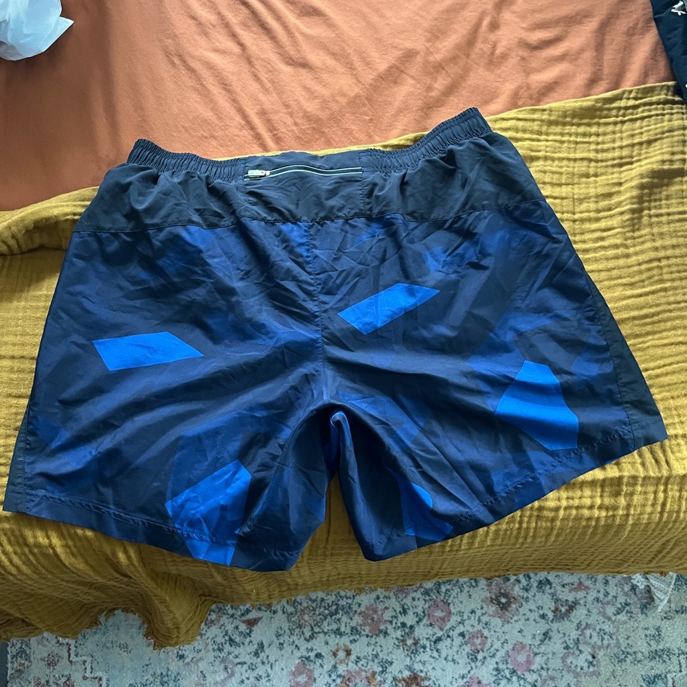 UNDER ARMOR RUNNING SHORTS - XL - Picture 2 of 3